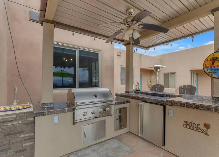 Desert Retreat With Dream Backyard Holiday home *